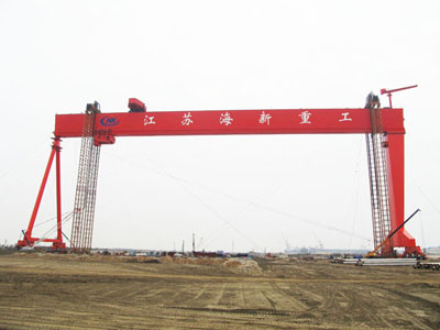 热烈庆：Ｐ轮毓900T龙门吊顺利提升到位